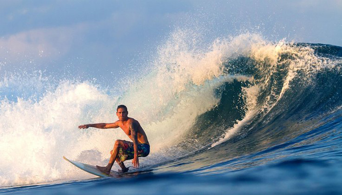 surfing seru di pantai gerupuk