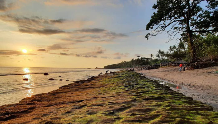 Pesona Pantai Kerandangan Lombok