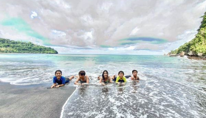 Bermain di Pantai Malimbu Lombok
