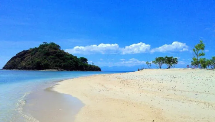 Keindahan Pantai Elak Elak