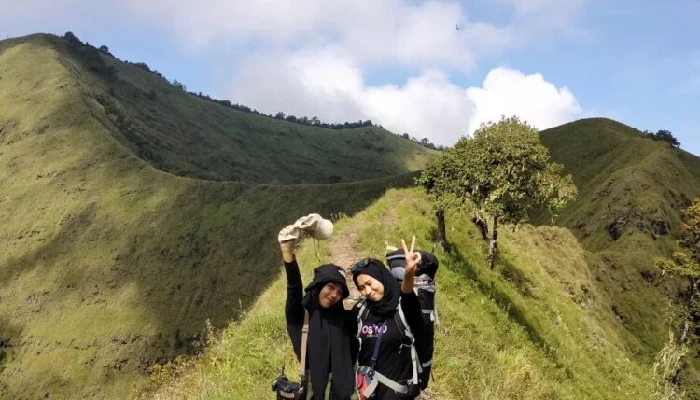 Mendaki Bukit Savana Propok