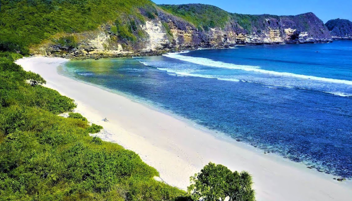 pantai teluk ujung di lombok
