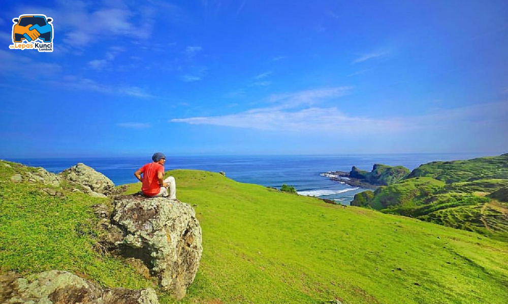 Pemandangan Bukit Merese di Pulau Lombok