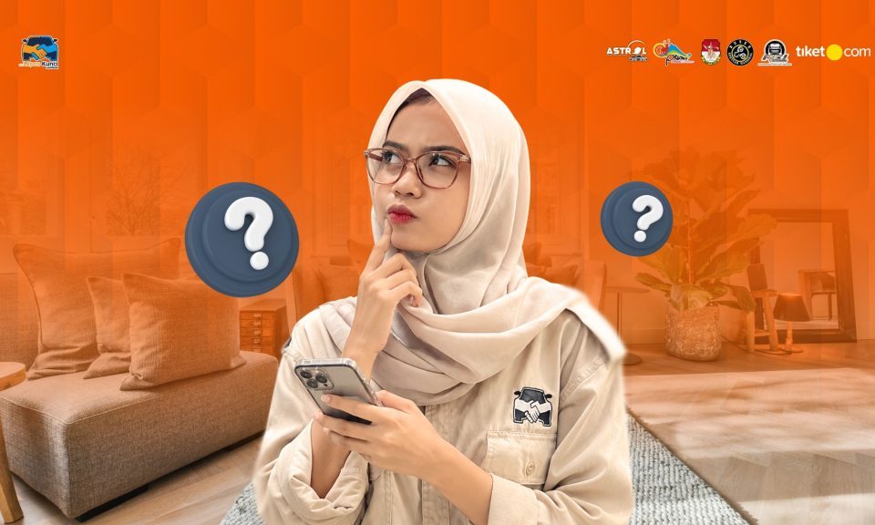 Wanita berhijab sedang memegang ponsel dan berpikir memilih sewa mobil Lombok